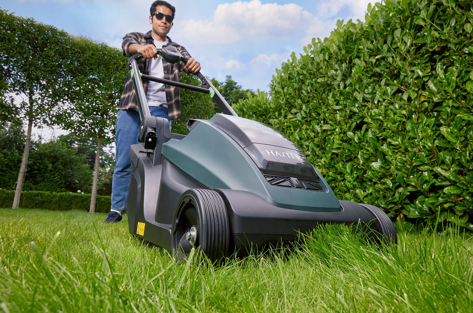 Hayter Hawk 43 AutoDrive 60V Cordless Mower Kit image