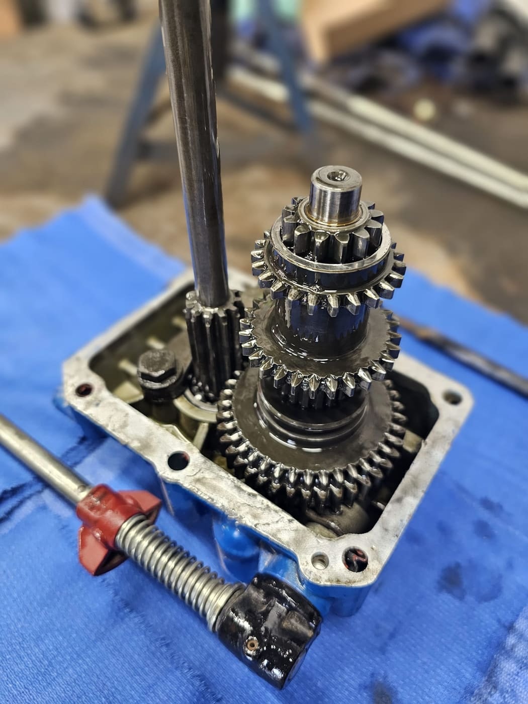 Refitting the gear cluster into a two-wheel tractor gearbox